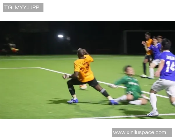 足球明星场边精彩瞬间展现情感与激情的独特表情解析