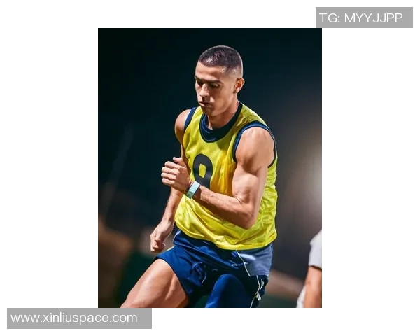 足球明星C罗短发造型引领时尚潮流球迷热议新形象