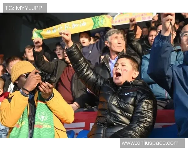 足球明星遭球迷热情拥抱引发现场狂欢瞬间回顾